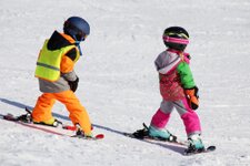 kinder in der skischule ski winter