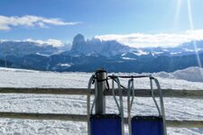 blick von raschoetz zum langkofel sassolungo saslong winter rodeln
