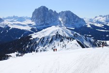 RS Skigebiet Groeden Seceda dahinter sasslong langkofel