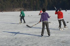 Montiggl Winter Eislaufen Hockey P